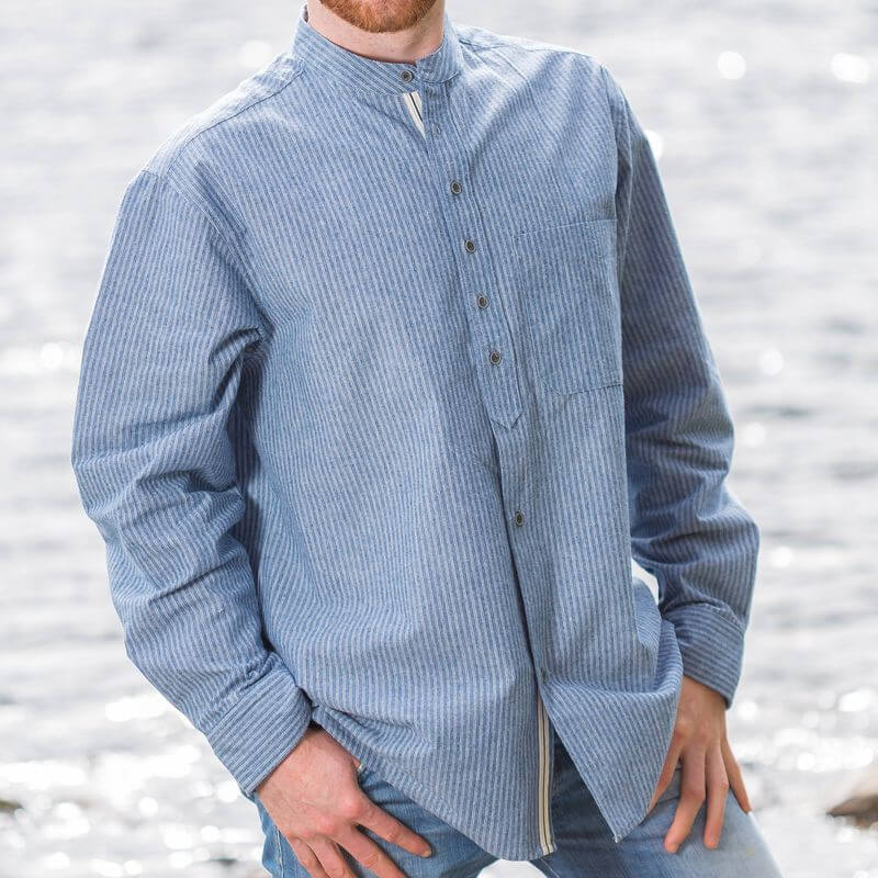 Irisches Herrenhemd aus glatter Baumwolle mit Stehkragen im blauweißen Streifenmix XL