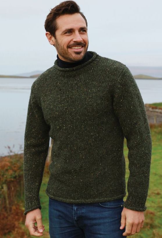 Irischer Tweedpullover mit kleinen Rollkragen. Grün meliert L