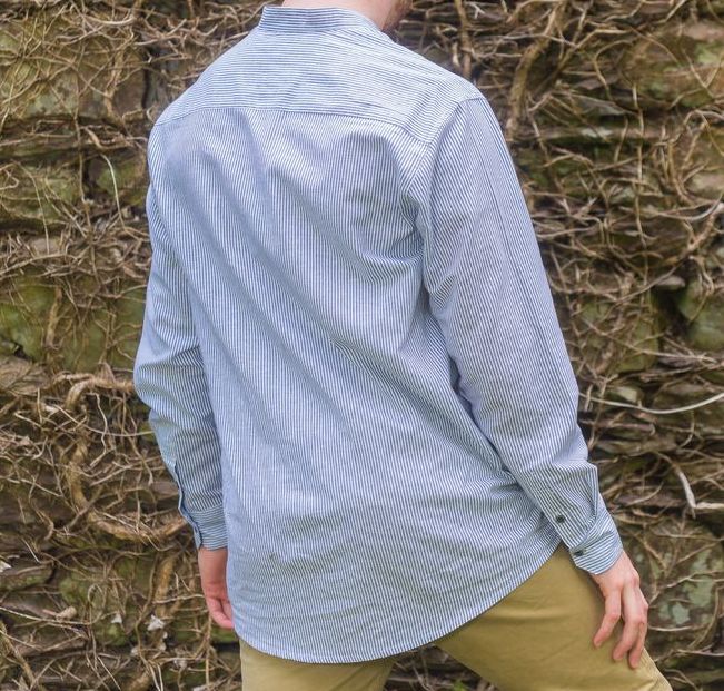 Irisches Leinenhemd mit Stehkragen. Blauweiss gestreift. Unisex XXL
