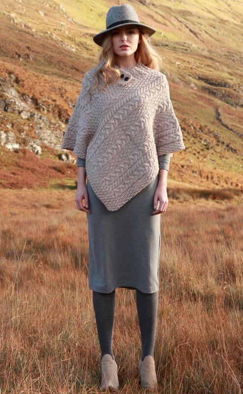 Gestrickter Damen Wollponcho aus Irland. Merinowolle. Beige. Einheitsgröße