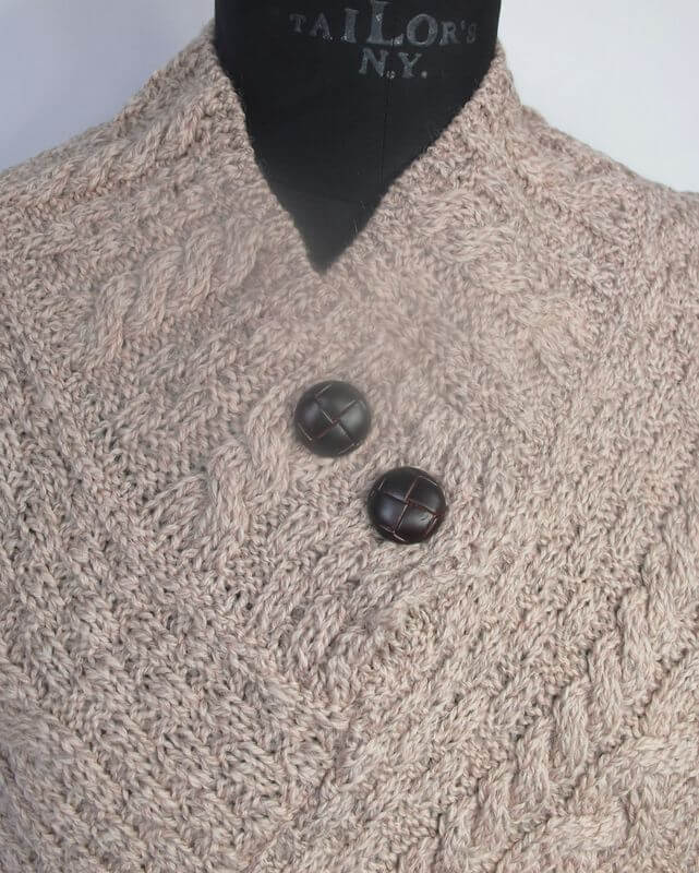 Gestrickter Damen Wollponcho aus Irland. Merinowolle. Beige. Einheitsgröße